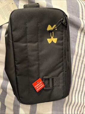Under Armour Black 5.5L toiletry bag